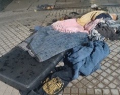 Incendio intencional frente a un edificio céntrico: el sospechoso fue captado por las cámaras de seguridad | Rosario y la región