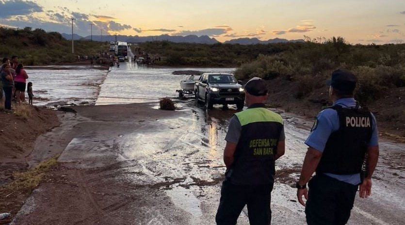 Una familia cayó al río Diamante en Mendoza y el conductor manejaba borracho | Información General