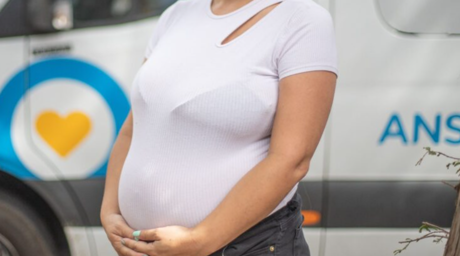 Embarazadas deberán realizar un trámite presencial para mantener la asignación | Información General