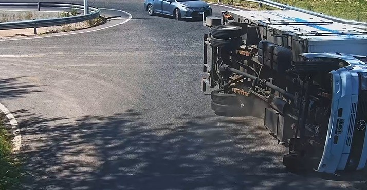 Volcó un camión en la entrada del Mangrullo en Funes: fue detectado por la Central de Monitoreo Municipal | Rosario y la región