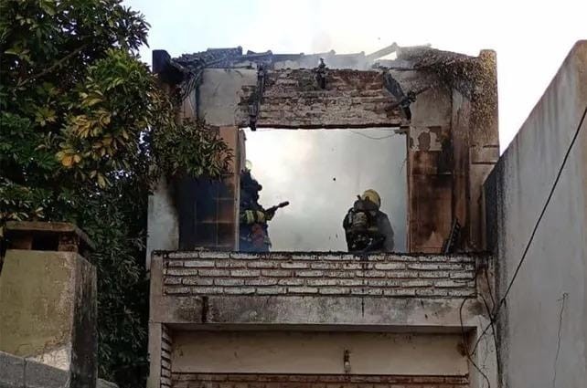 Grave incendio destruyó una casa en zona oeste | Rosario y la región