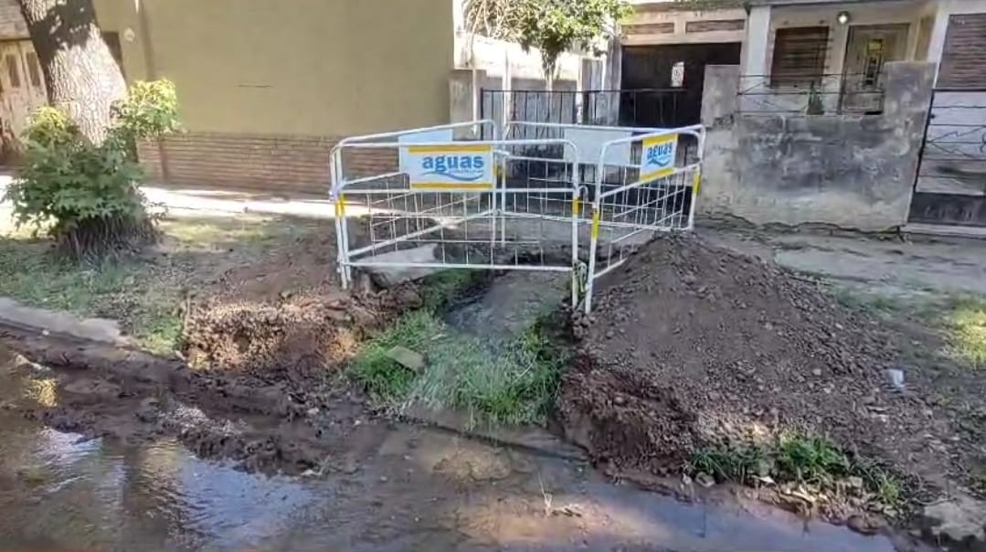 Se rompió un caño de Aguas Santafesinas y provocó un gran zocavón. | Rosario y la región