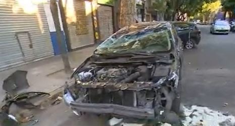 Un auto con 45 infracciones de tránsito y sin seguro chocó contra dos vehículos estacionados y volcó: un herido | Información General