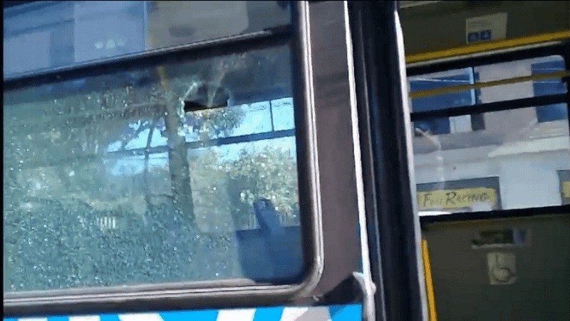 Ataque a piedrazos en zona norte: una mujer resultó herida en un colectivo de la línea 129 | Rosario y la región
