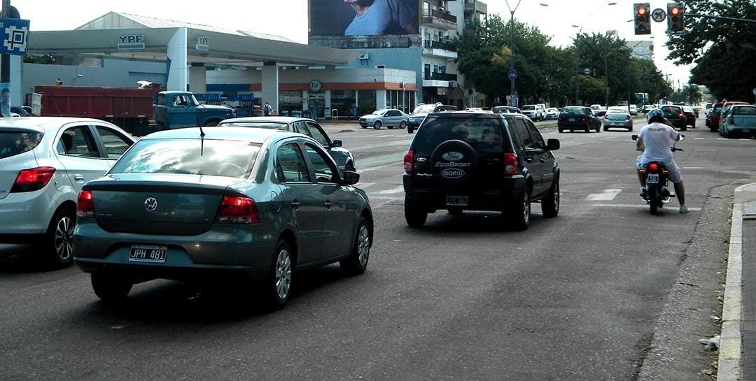 Dos mujeres asaltaron a una conductora en el macrocentro y huyeron en moto | Rosario y la región