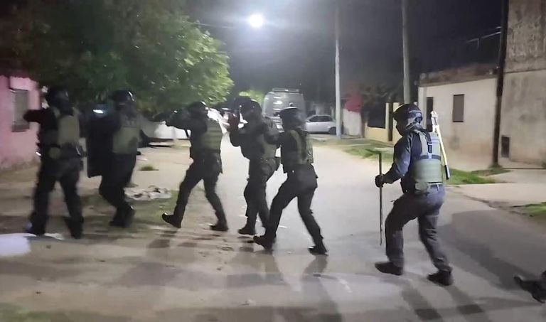 Barrio Industrial: Dos detenidos tras una serie de allanamientos por el asesinato de un hombre | Rosario y la región