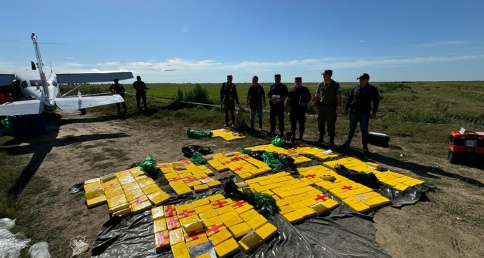 Avioneta se quedó sin combustible y aterrizó de emergencia en un campo: trasladaba 359 kilos de cocaína | Información General
