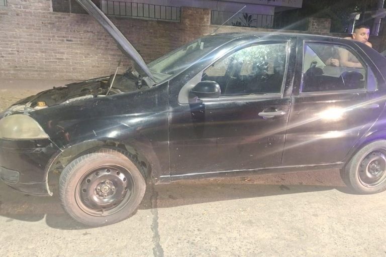Un hombre fue detenido en zona norte tras ser descubierto robando una batería de auto | Rosario y la región