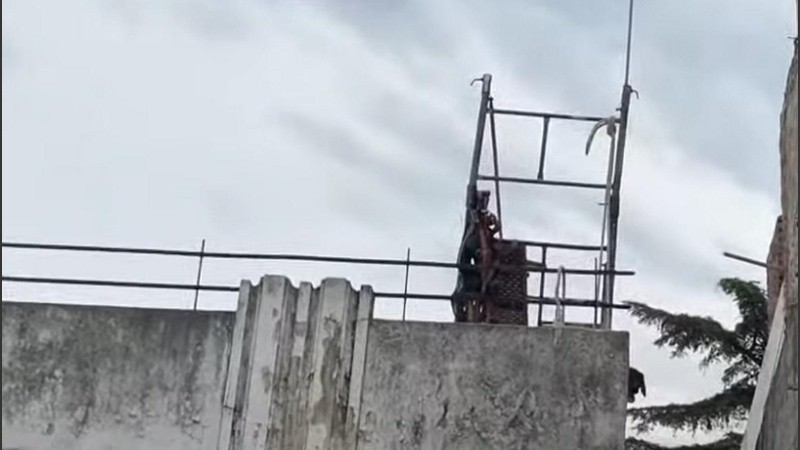 Accidente laboral en zona sur: dos obreros caen de un andamio a cuatro metros de altura | Rosario y la región