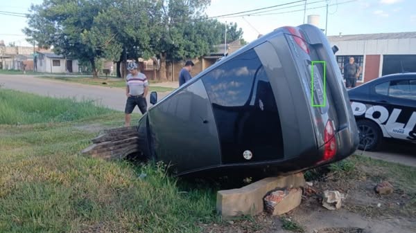 Un adolescente conducía un auto y terminó volcando | Información General