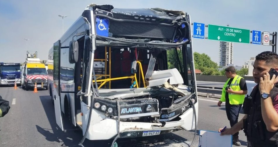 Brutal choque entre un colectivo y un camión en General Paz: 12 heridos | Información General