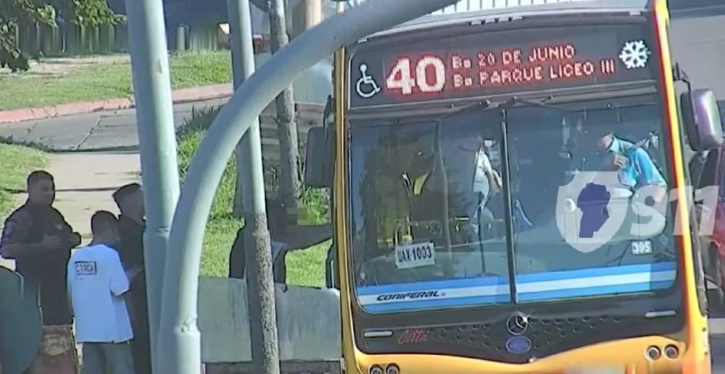 Cuatro adolescentes robaron celulares en un colectivo, intentaron huir y quedaron detenidos | Información General