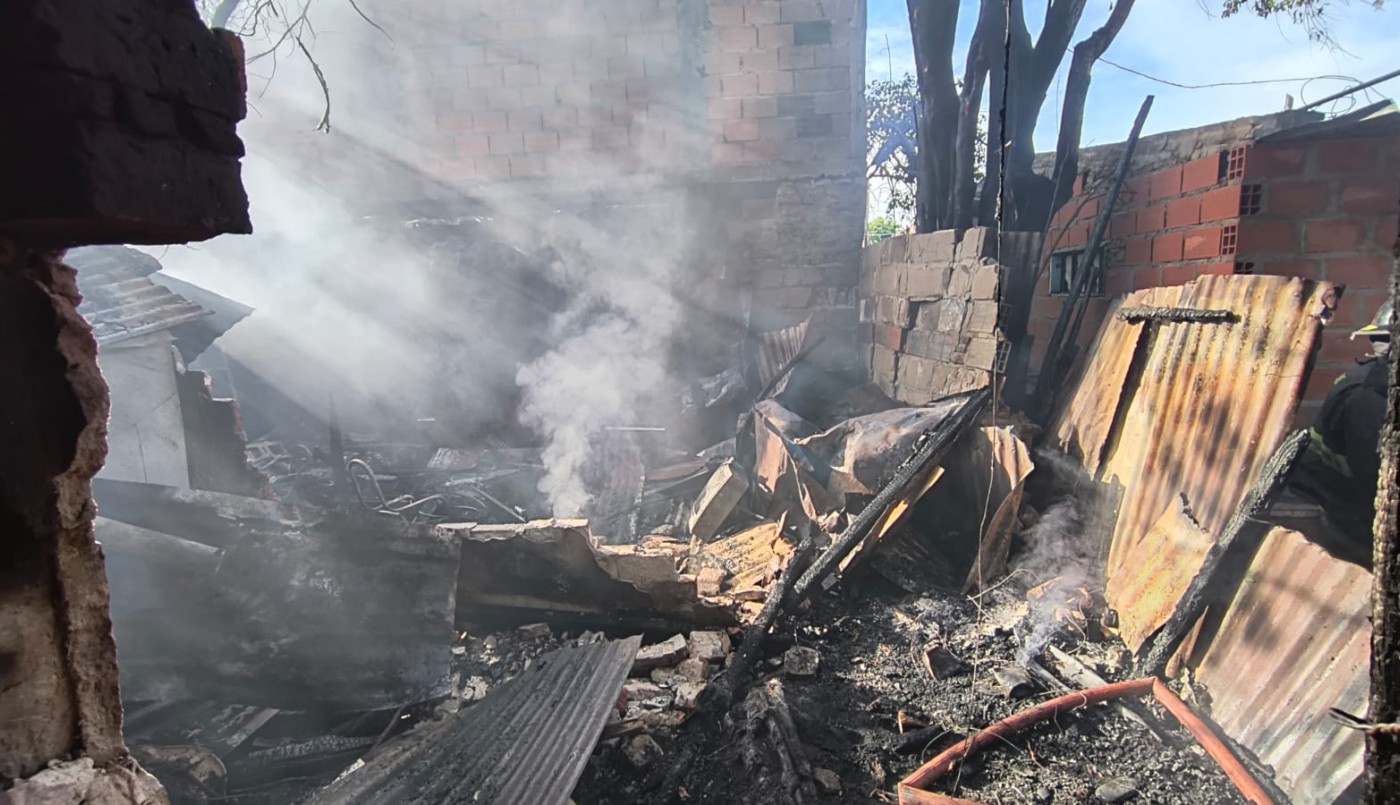 Grave incendio en una vivienda de pasillo: vecinos ayudaron a apagar el fuego | Rosario y la región
