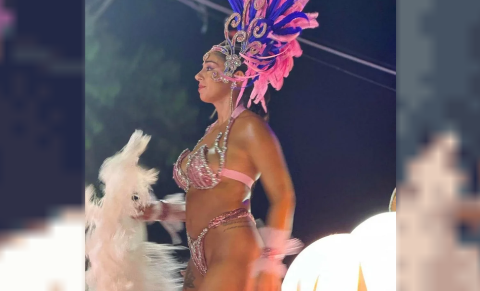 Una intendenta sorprendió a todos bailando con un traje diminuto en los corsos de su ciudad | Información General