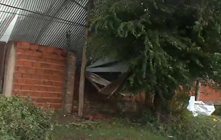 Viento desgarrador: se voló el techo de un garage | Rosario y la región