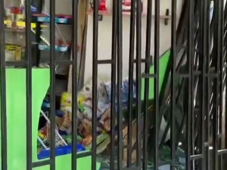 Una camioneta quedó incrustada en un kiosco en el centro tras chocar contra otro vehículo | Rosario y la región