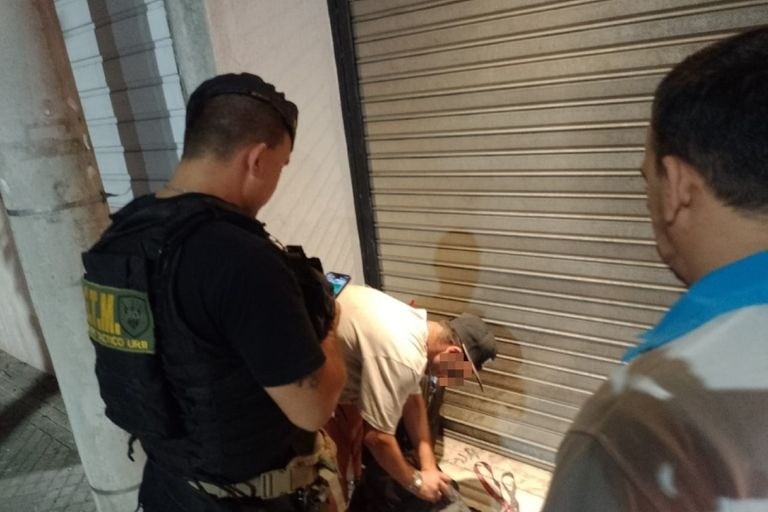 Detuvieron a un cuidacoches por intentar agredir a la policía | Rosario y la región