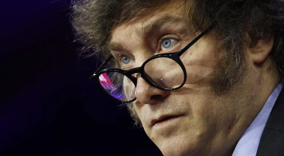 Milei aseguró que no habrá devaluación y apuntó contra economistas que tienen el "disco rayado" | Política y Economía