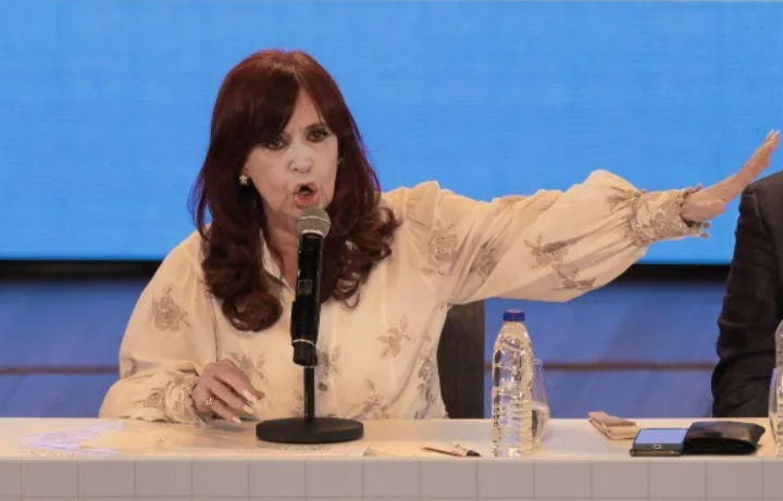 Cristina Kirchner dijo Milei que "está hecho todo un político de la casta" y que Caputo es un "econochanta" | Política y Economía