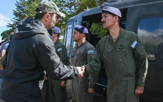 Petri supervisó el trabajo de las FFAA en los incendios de la Patagonia: “No cabe duda de que son intencionales” | Política y Economía