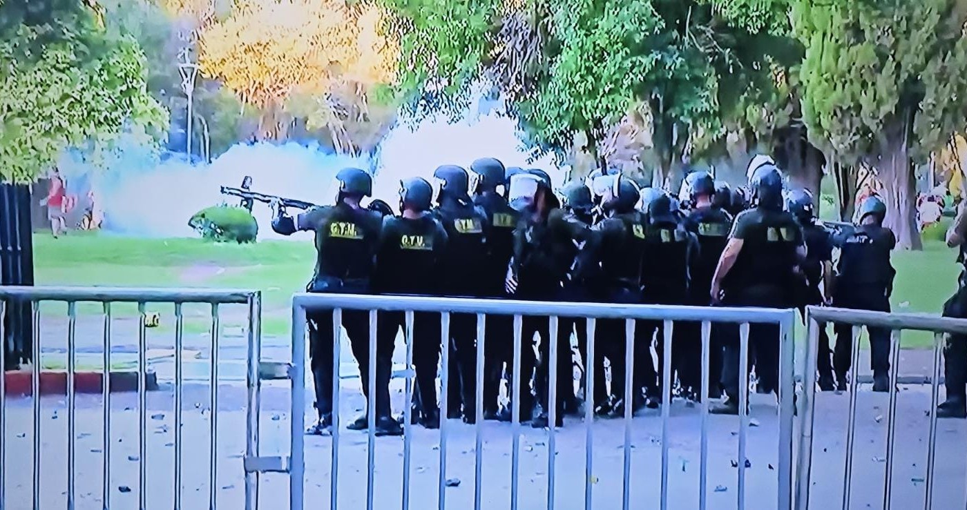 Violencia desbordada tras el clásico rosarino: 7 policías heridos y 17 patrulleros dañados | Rosario y la región