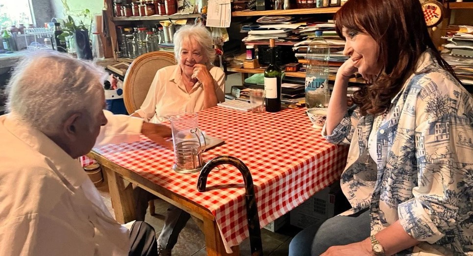 "Militantes hasta el último día": Cristina Kirchner visitó a José Mujica y a su esposa en Uruguay | Política y Economía