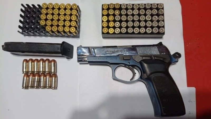 Quedó preso el joven que intentó vender una pistola a través de un grupo de Whatsapp | Rosario y la región