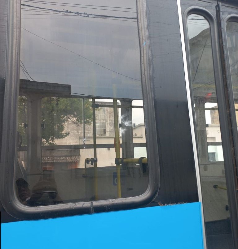 Quedó preso el hombre que apedreó un colectivo luego de que no lo dejaran subir sin pagar | Rosario y la región