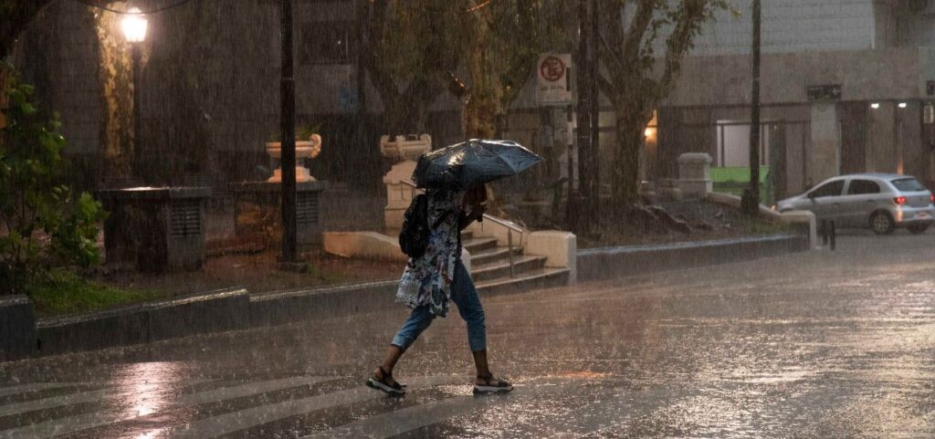 Tiempo en Rosario: alerta amarilla por tormentas y complicaciones por las intensas ráfagas | Rosario y la región