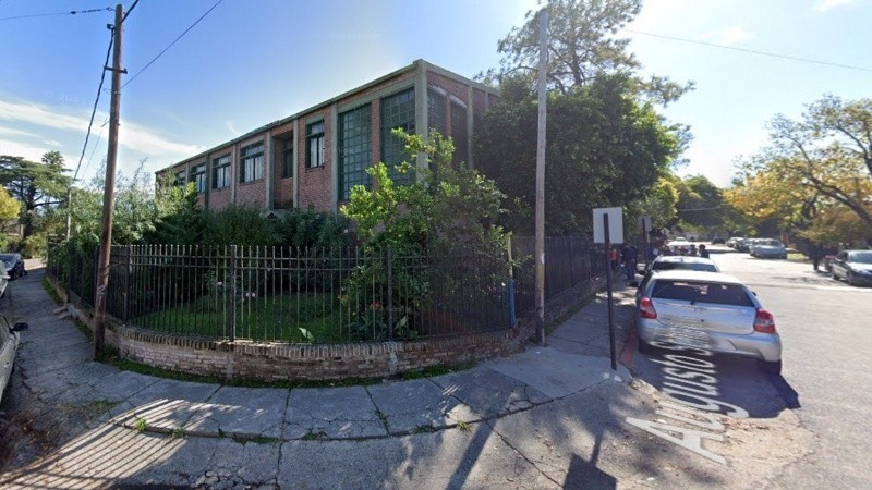 Dañaron la puerta de una escuela y entraron a robar ventiladores | Rosario y la región