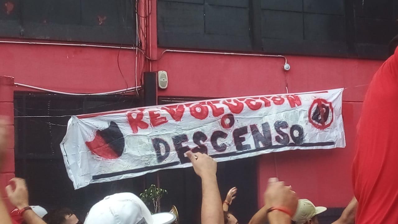 Hinchas de Newell's se manifiestan contra Astore y el resto de la dirigencia en el Coloso | Deportes