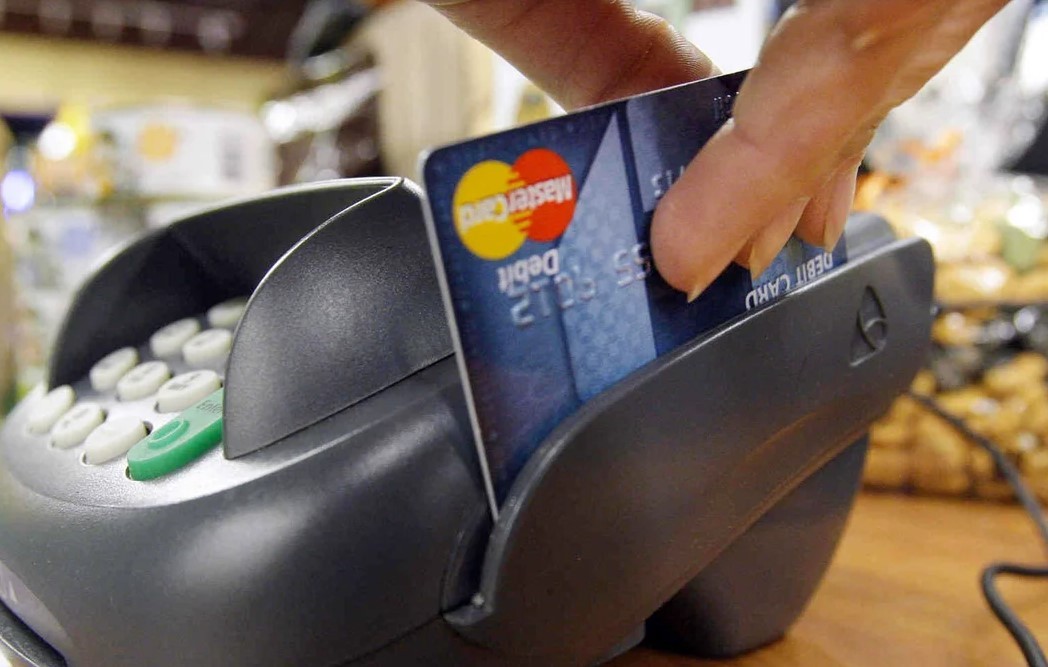 Desde el viernes se podrán hacer pagos en dólares con débito y QR | Política y Economía