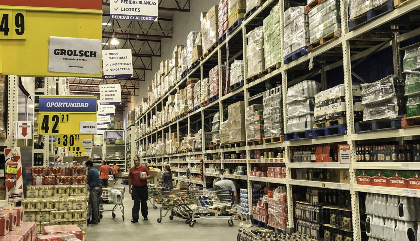Caída del consumo en supermercados y mayoristas en 2024: el impacto de la inflación en las ventas | Política y Economía