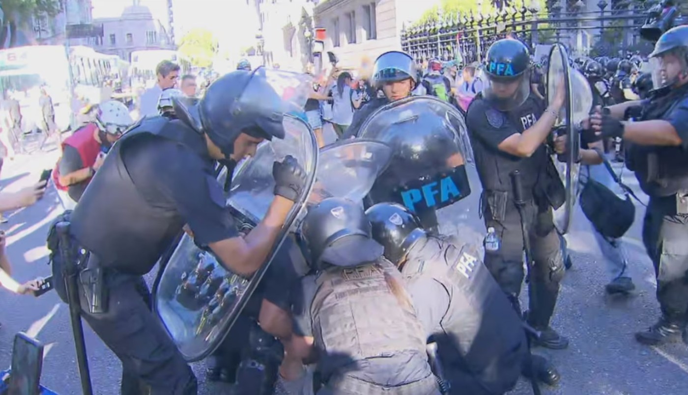 Tensión en el Congreso: enfrentamientos entre jubilados y la policía | Información General