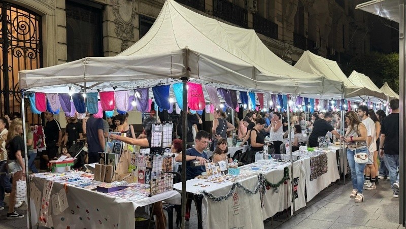 ¡Se anotaron más de mil en un día!: abrieron el registro de emprendedores para la Noche de las Peatonales 2025 | Rosario y la región