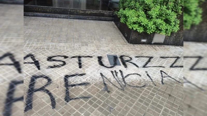 Crisis en Newell’s: vandalizaron edificio con pintadas contra el vicepresidente | Deportes