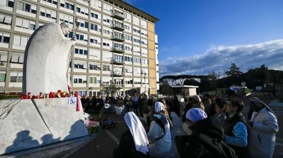 El Papa tuvo una buena noche de descanso, pero su pronóstico sigue siendo "reservado" | Información General