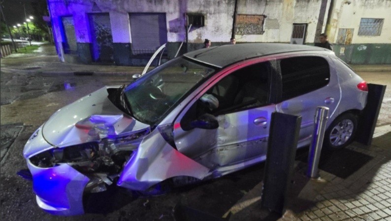 Murió un automovilista que chocó contra una baranda de metal en barrio Refinería | Rosario y la región