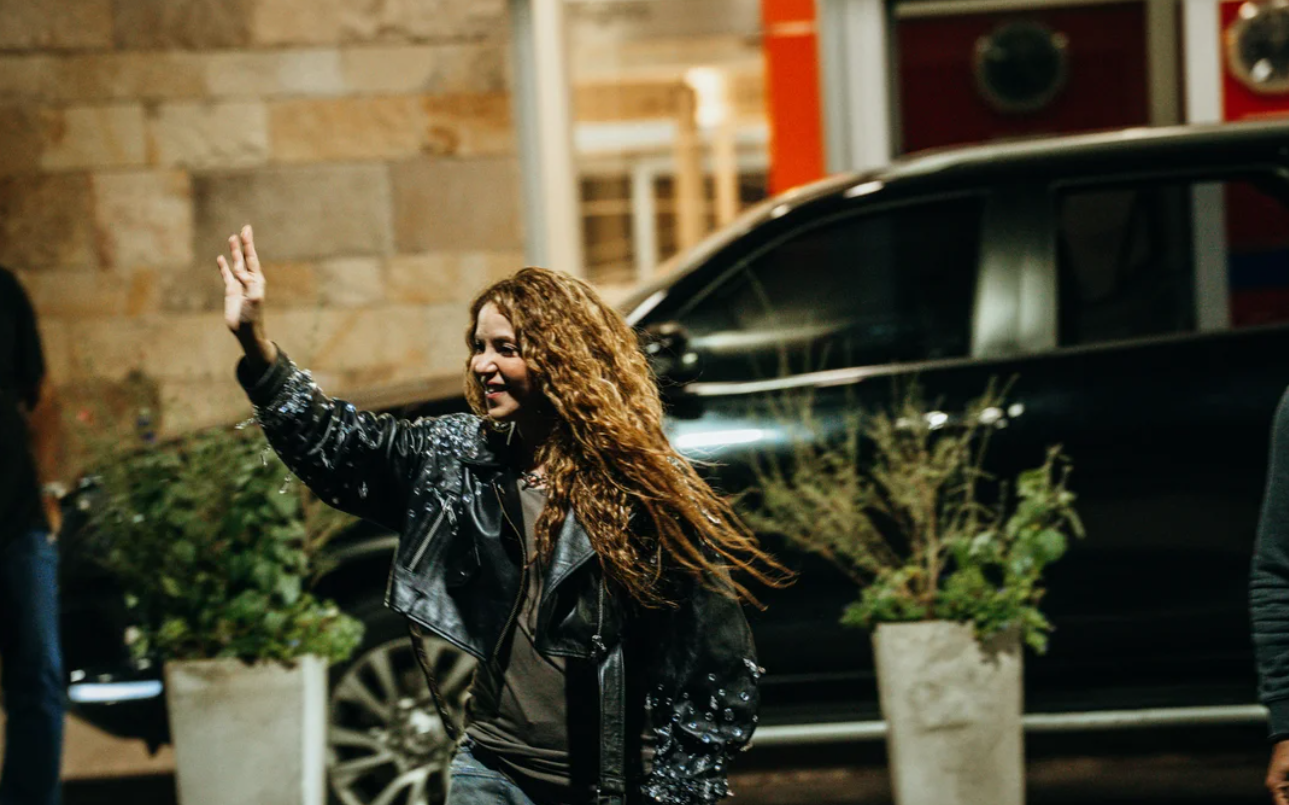 Shakira ya está en Argentina: llegó en un vuelo privado y saludó a sus fans en el aeropuerto | Espectáculos