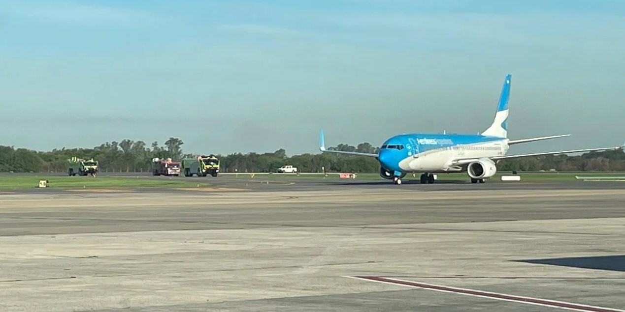 Avión de Aerolíneas Argentinas aterriza en "emergencia" en Ezeiza por problemas en un motor | Información General