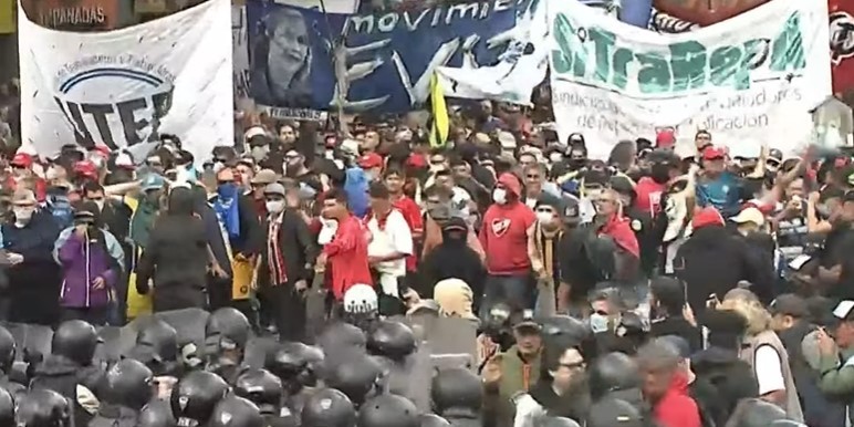 Incidentes en el Congreso en la marcha de jubilados apoyada por hinchadas de fútbol | Política y Economía