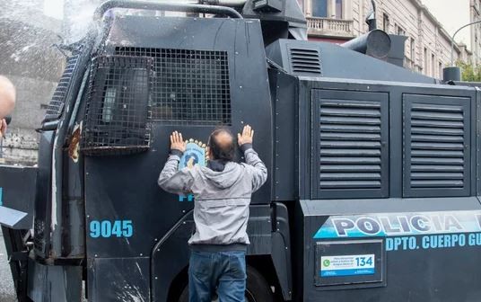 Marcha de los jubilados: hay 20 policías heridos tras ser atacados por los barrabravas | Información General