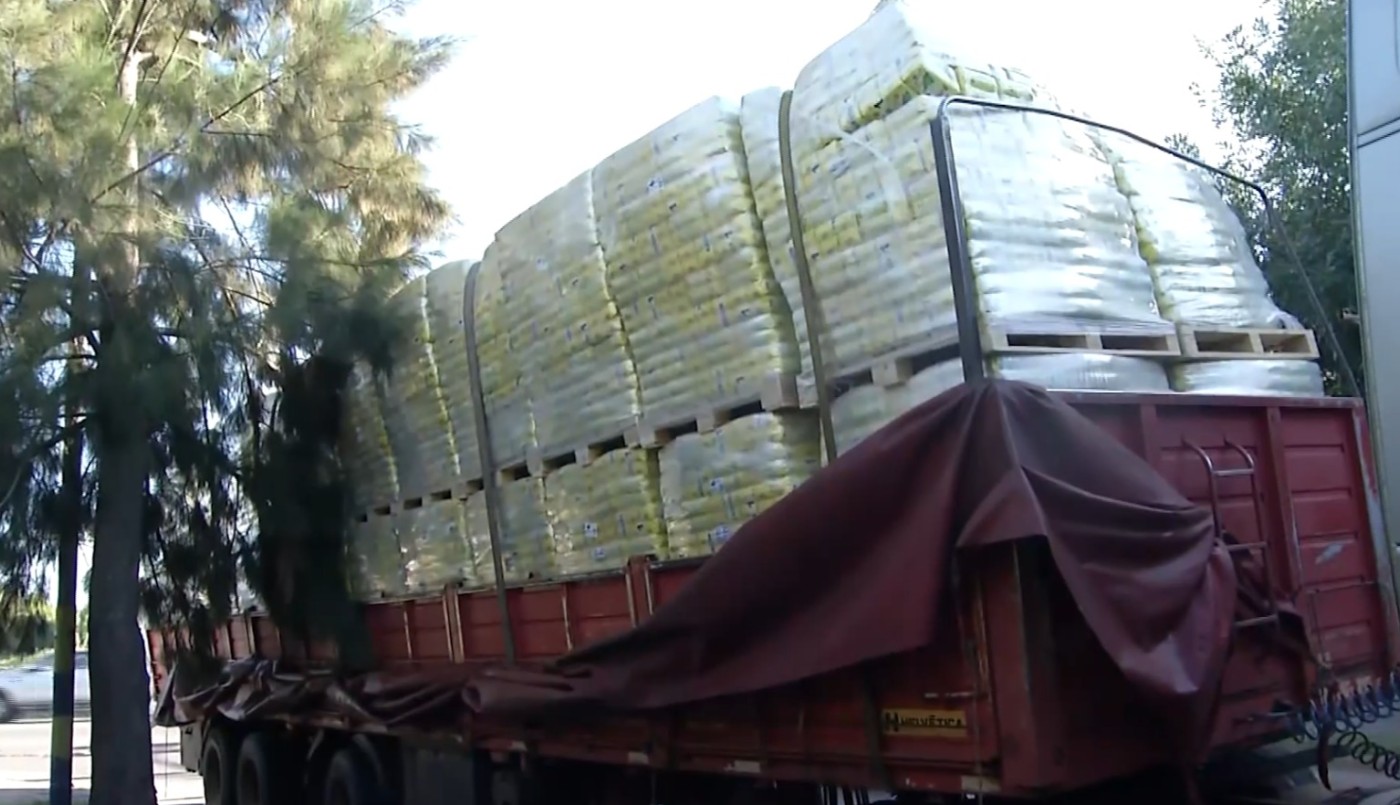 Un camión trasladaba yerba y quedó atascado en un puente | Rosario y la región