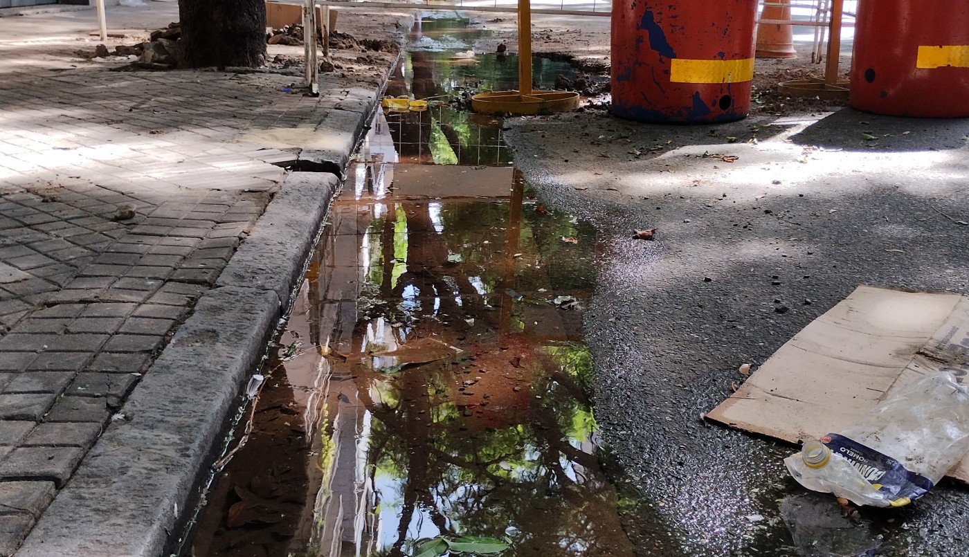 Barrio Belgrano: vecinos se quedaron sin agua por un pozo en el pavimento | Rosario y la región