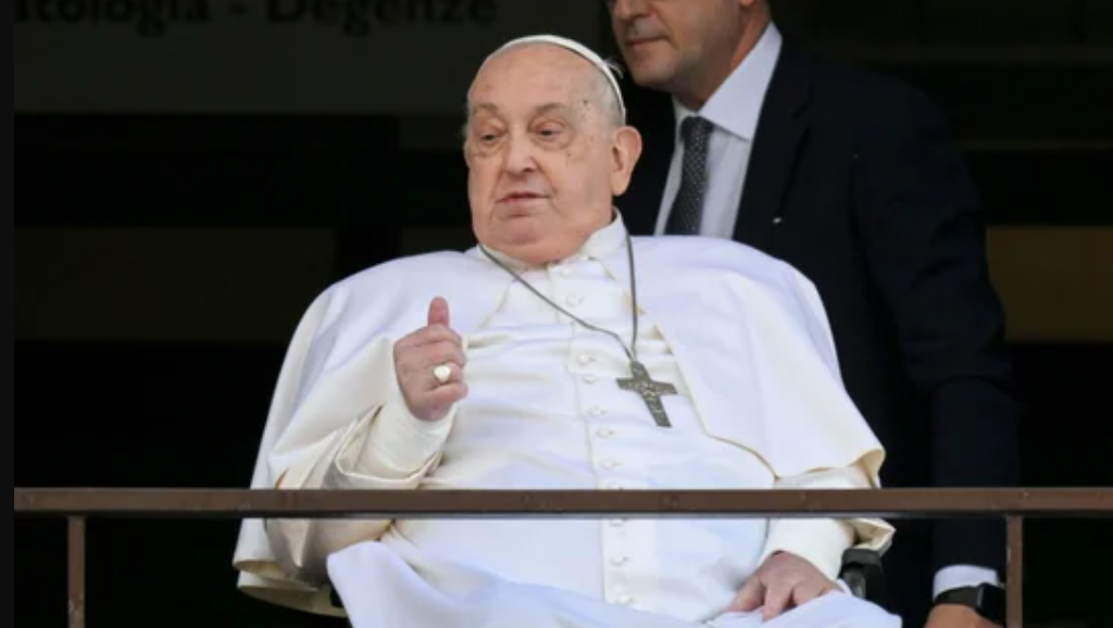 "Tuvimos que elegir entre parar y dejarlo ir o forzarlo y probar", la confesión del médico del Papa | Información General