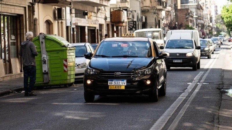 Se tomó un taxi, paseó por la ciudad, prometió pagar con transferencia y terminó escondiéndose en su departamento | Rosario y la región