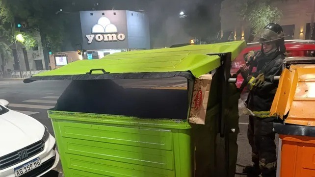 Detuvieron a un hombre tras incendiar contenedores y efectuar amenazas físicas | Rosario y la región
