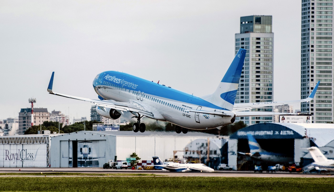 Un avión de Aerolíneas Argentinas dio vueltas una hora sobre Santa Fe: investigan si el controlador se durmió | Información General