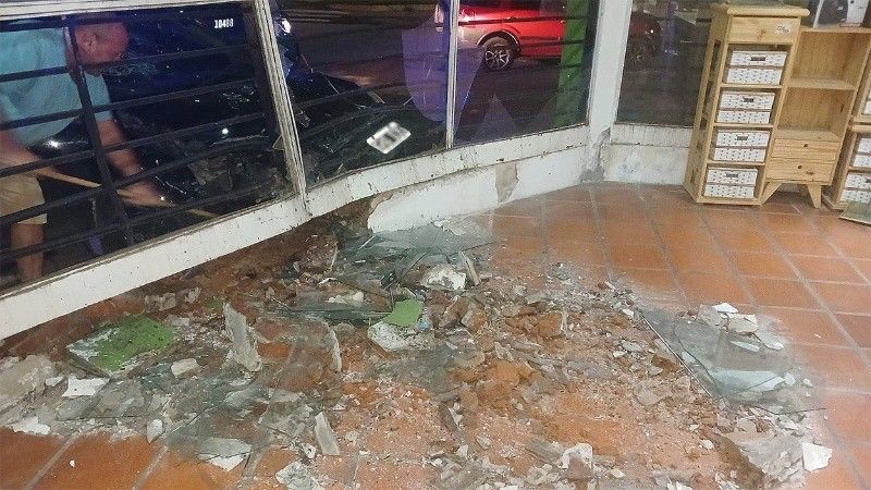 Un auto perdió el control y terminó dentro de una mueblería | Rosario y la región