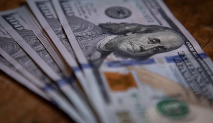 El dólar blue trepó a $1.360 y las reservas del BCRA volvieron a caer | Política y Economía